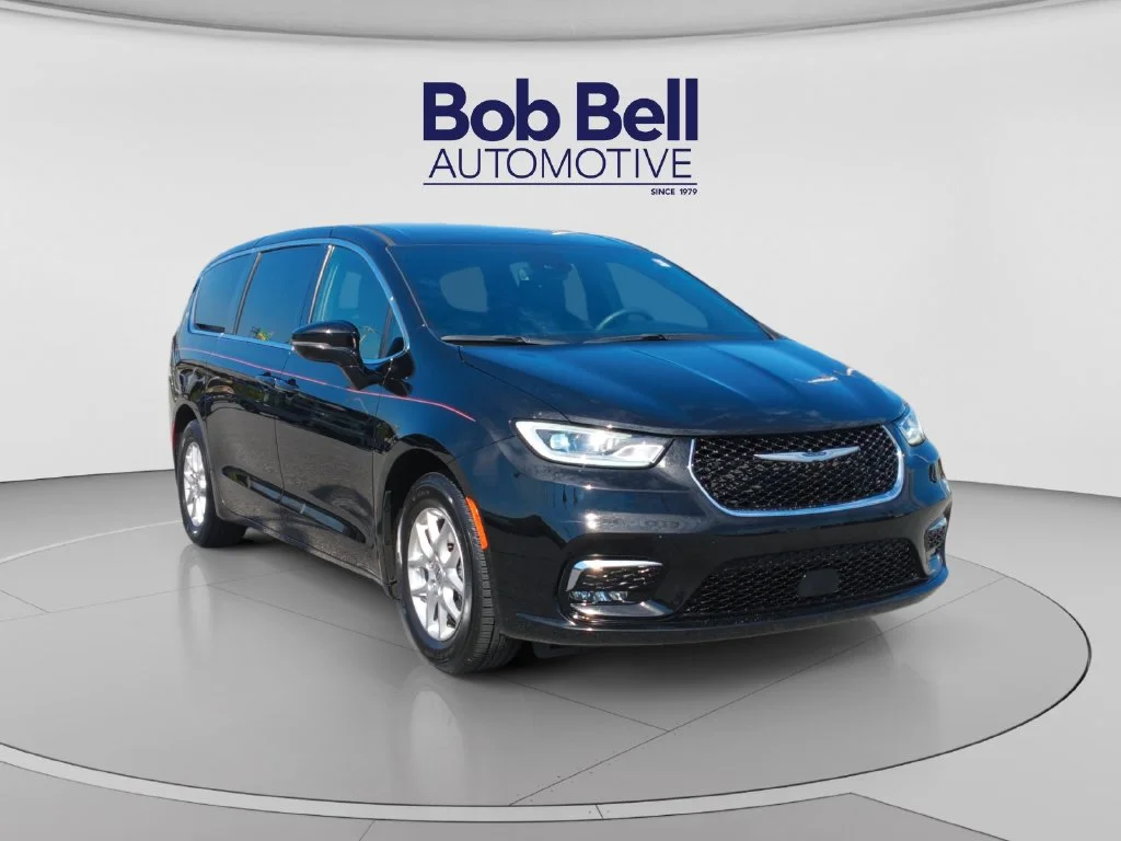 Used 2025 Black Chrysler Select image 3
