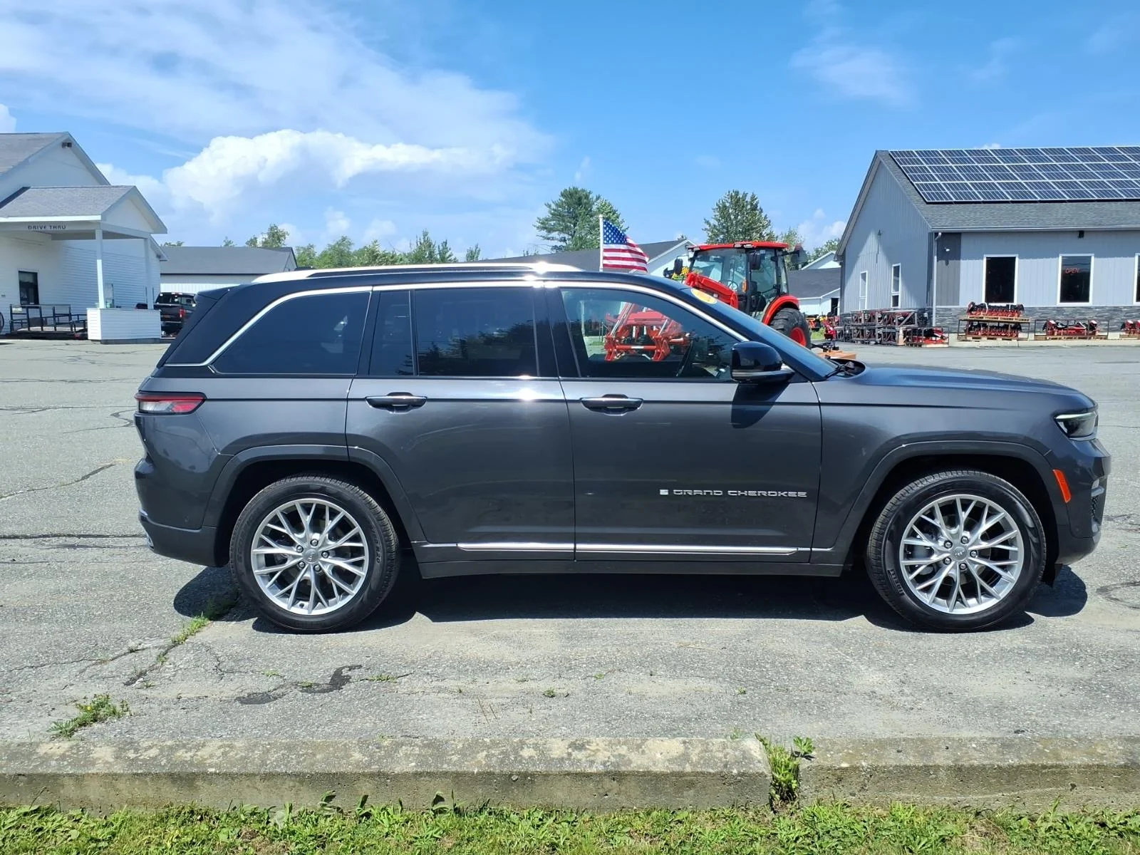 Used 2022 Gray Metallic Jeep Summit image 4