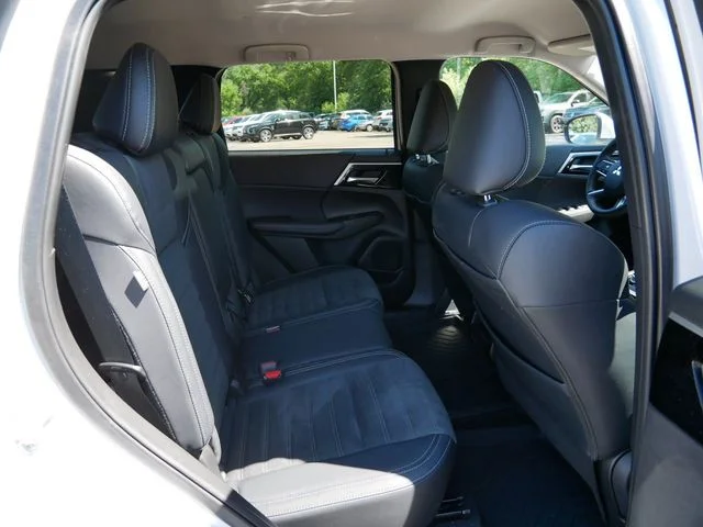 Used 2023 White Diamond/Black Roof Mitsubishi SE image 9