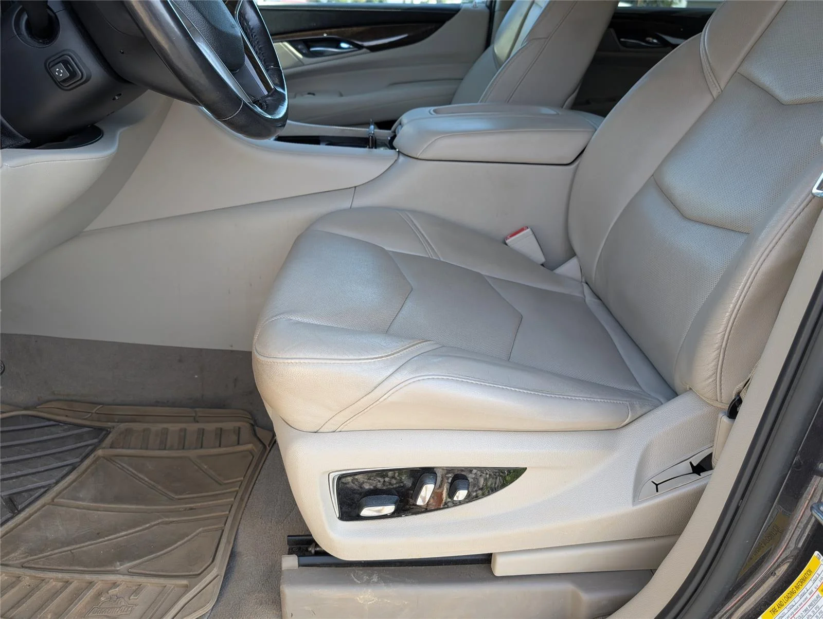 Used 2018 DARK GRANITE METALLIC Cadillac Luxury image 9