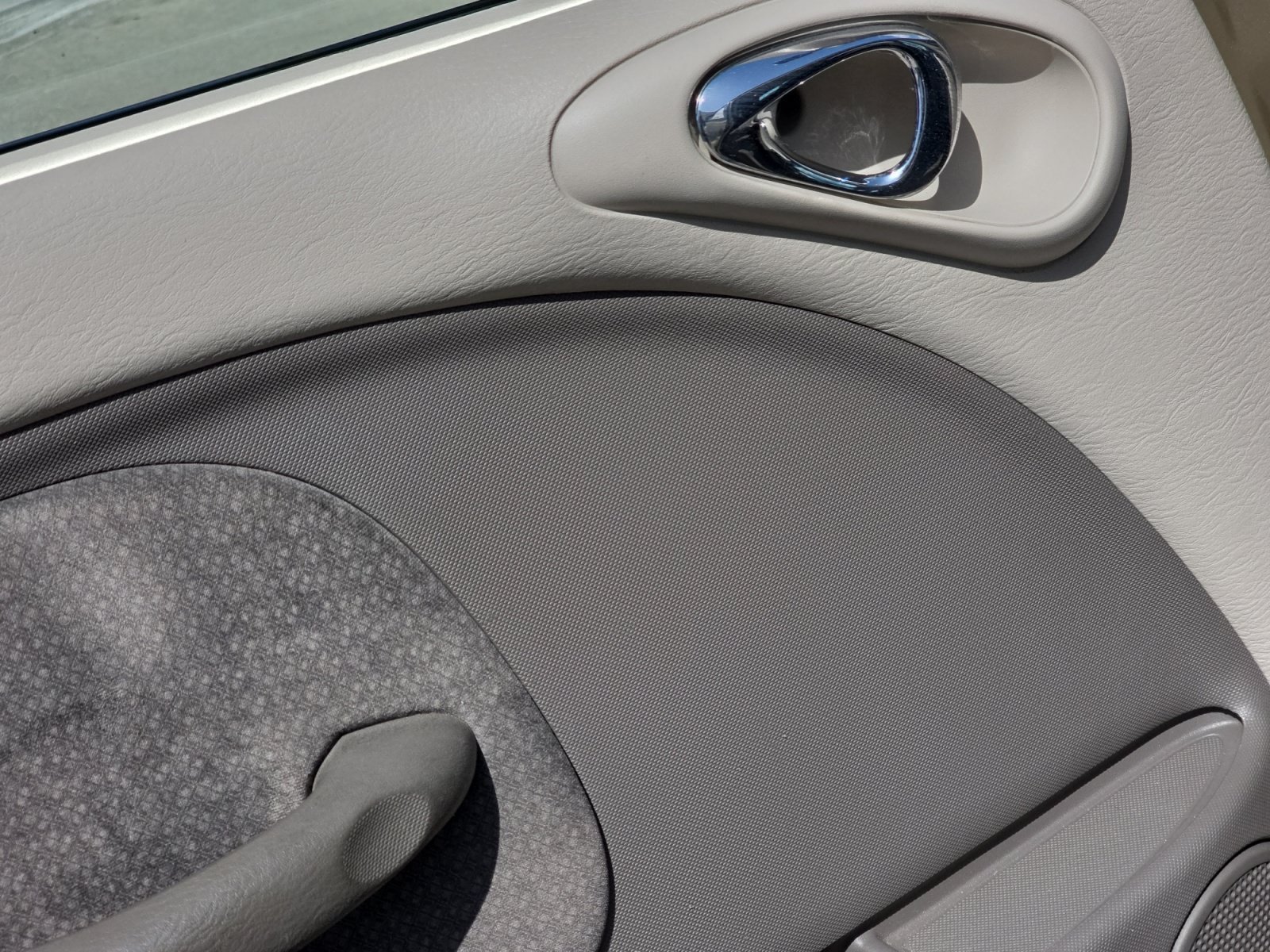 Used 2005 Linen Gold Pearlcoat Metallic Chrysler  image 17