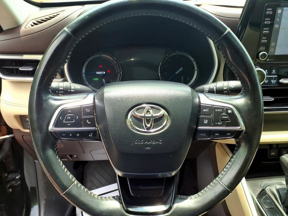 Used 2020 Midnight Black Metallic Toyota Hybrid XLE image 25