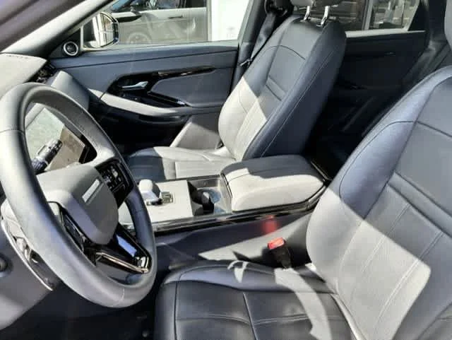 Used 2024  Land Rover Dynamic SE image 5