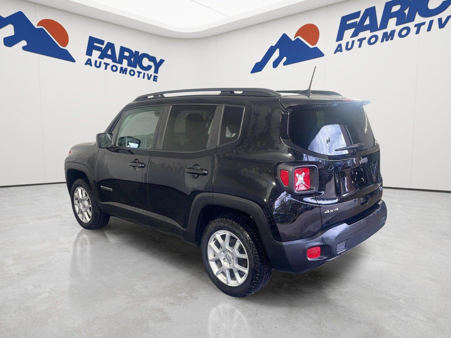 Used 2023 Black Clearcoat Jeep Latitude image 30