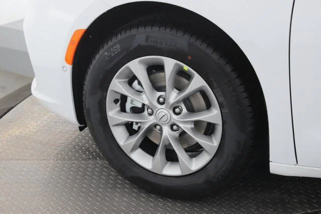 2026 Chrysler Pacifica Limited - Photo 13
