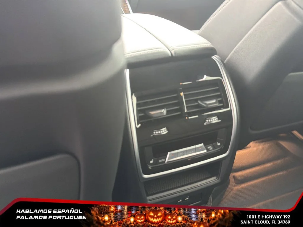 Used 2024  BMW xDrive40i image 27