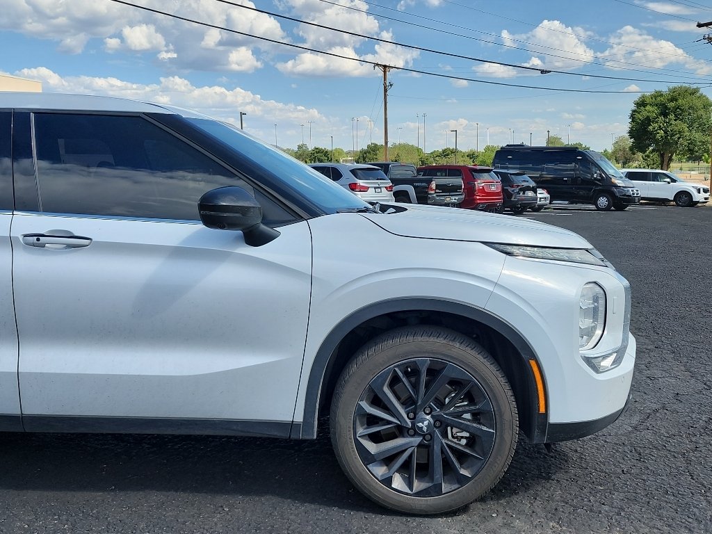 Used 2024 White Diamond Mitsubishi SE Black Edition w/Pano Roof image 4