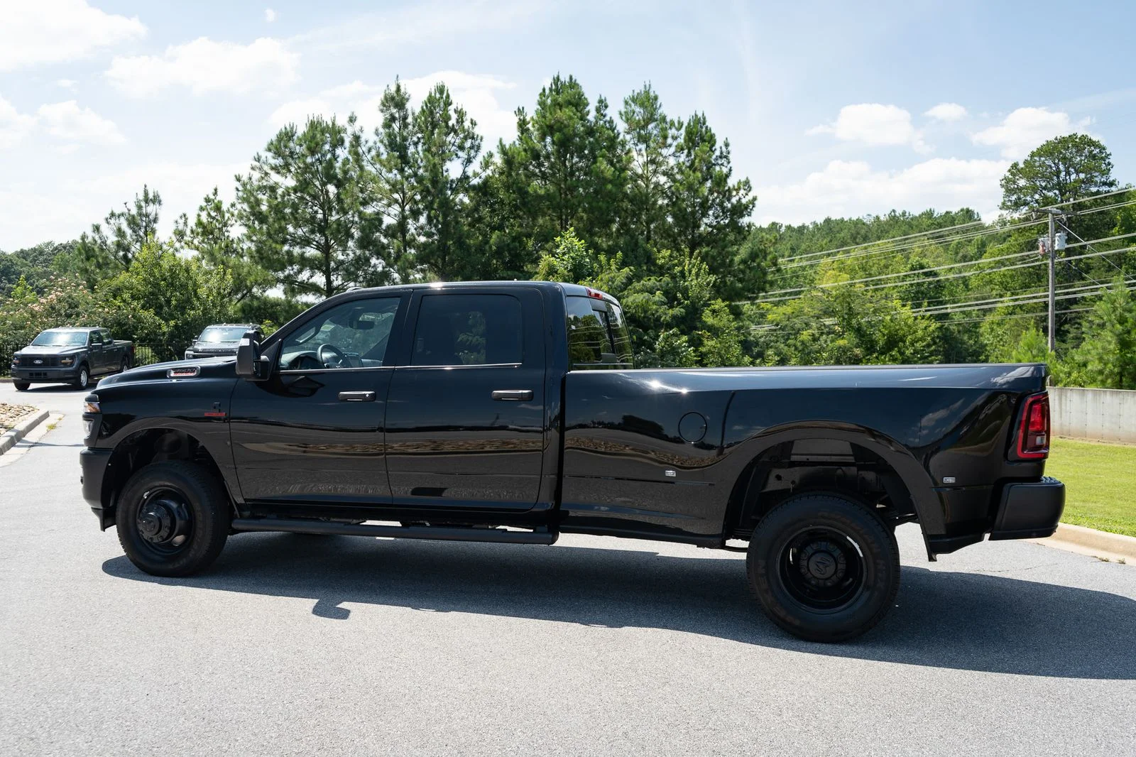 New 2026 Diamond Black Crystal Pearl-Coat Exterior Paint RAM Tradesman image 7