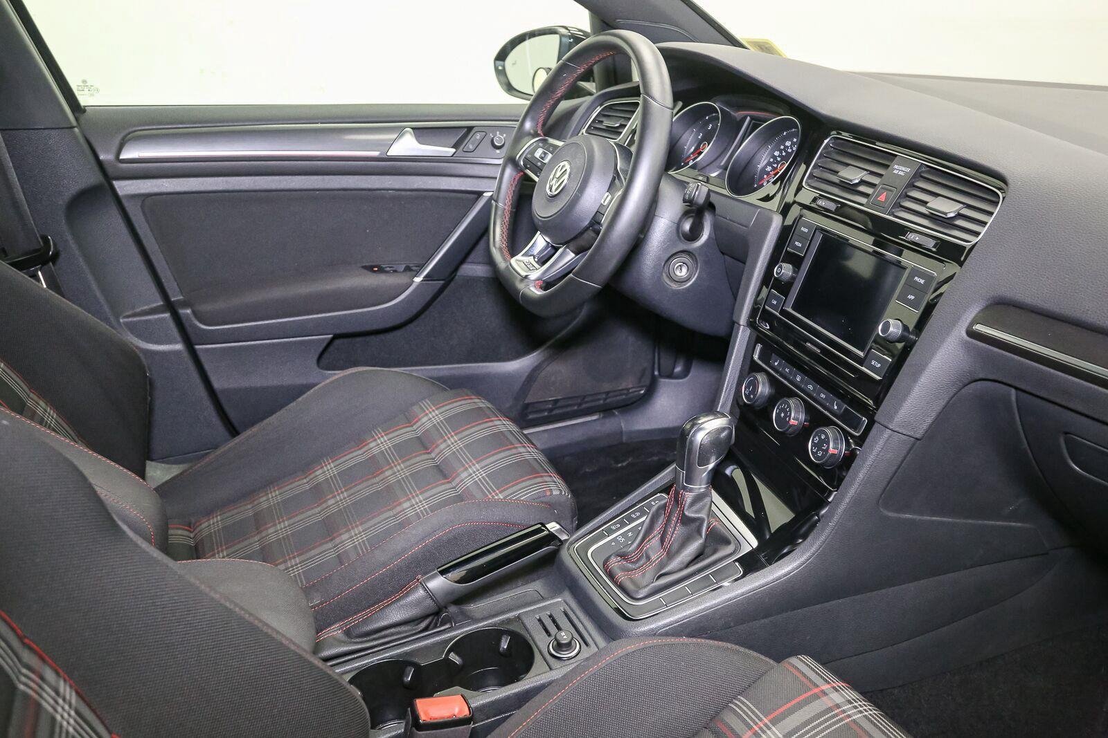 Used 2019 Deep Black Pearl Volkswagen SE image 17