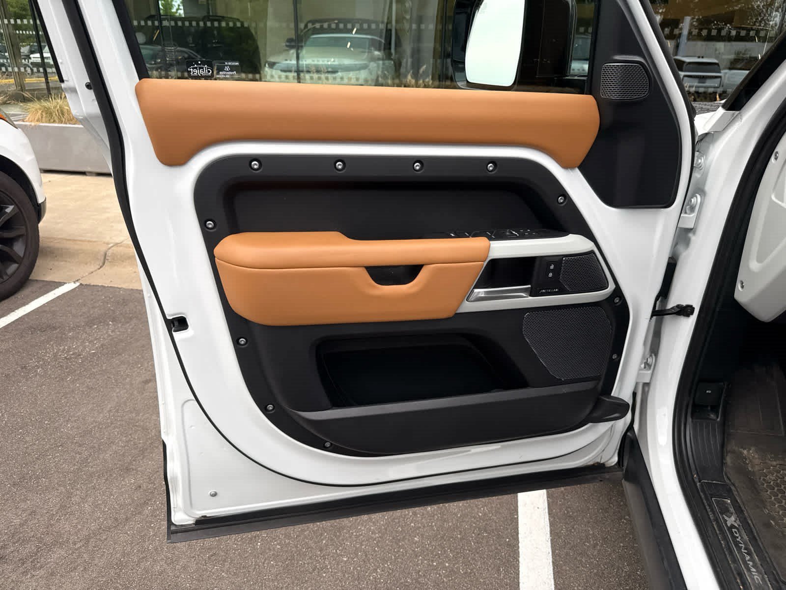 Used 2024 Fuji White Land Rover X-Dynamic SE image 17