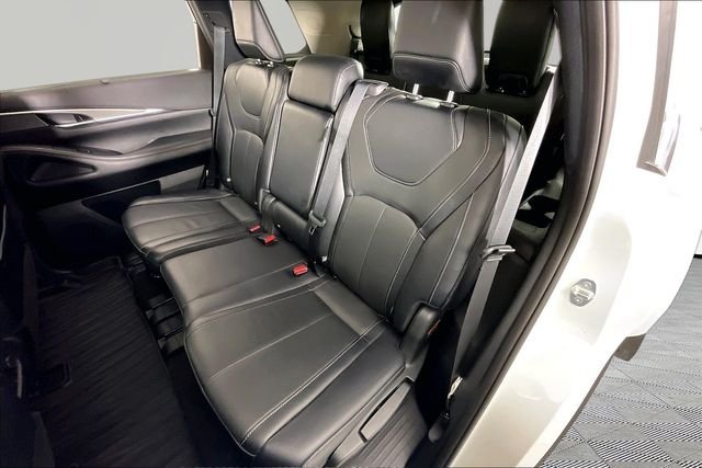 Used 2023 White INFINITI LUXE image 18