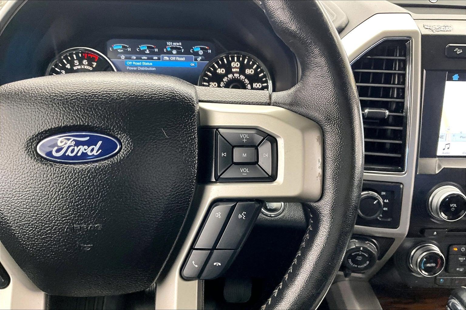 Used 2018 White Platinum Metallic Tri-Coat Ford LARIAT image 17