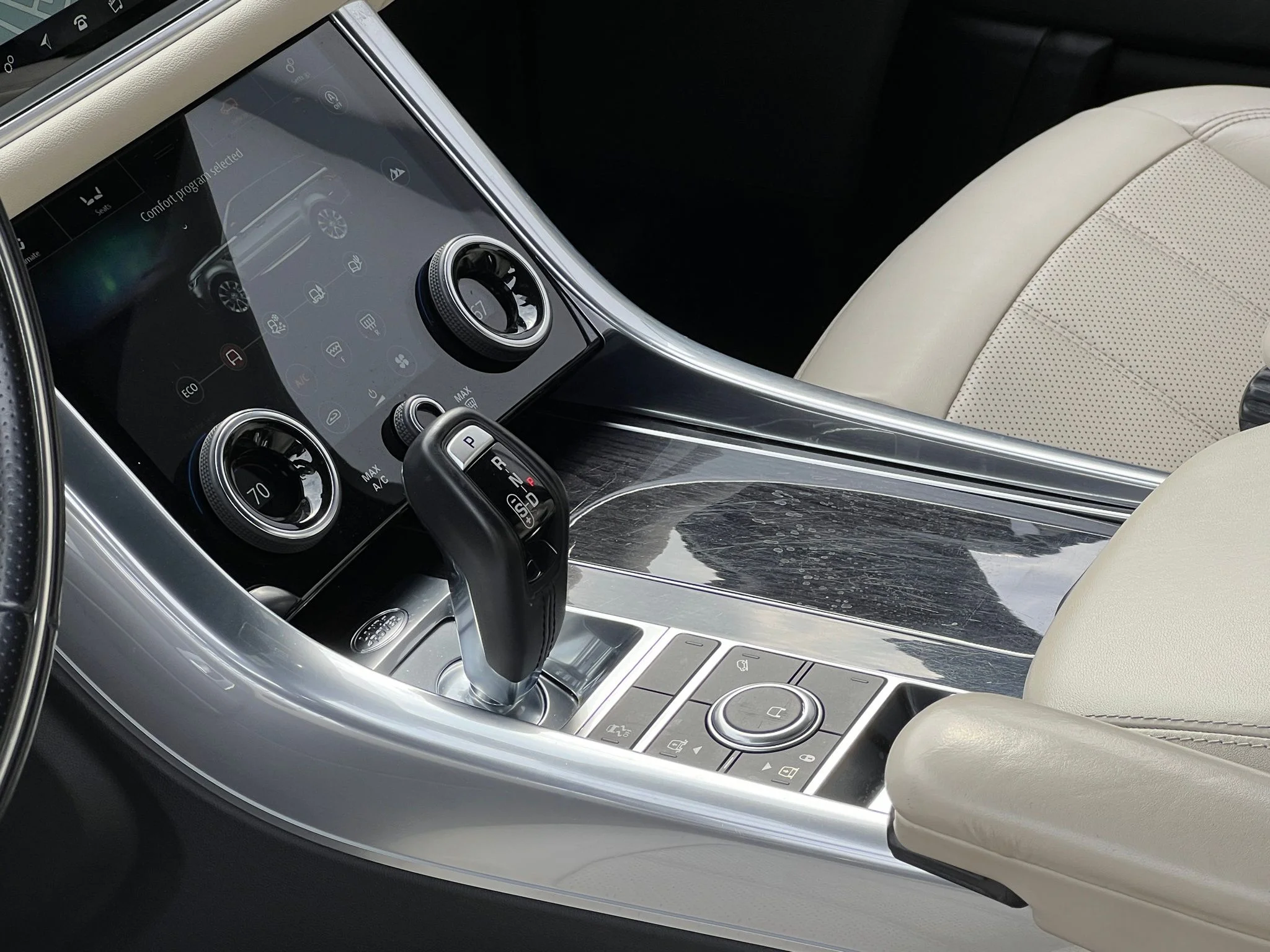 Used 2021  Land Rover HSE Silver Edition image 32
