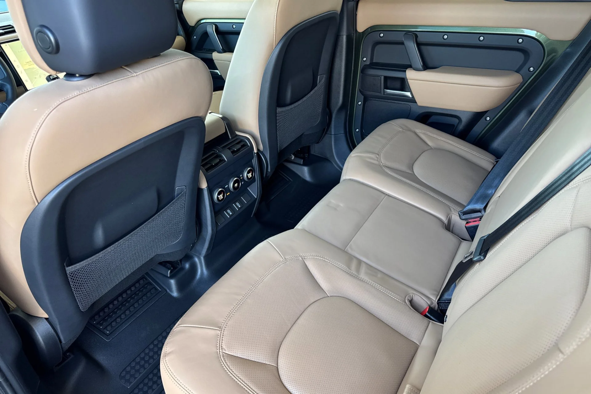 New 2026 Woolstone Green Land Rover X-Dynamic SE image 4