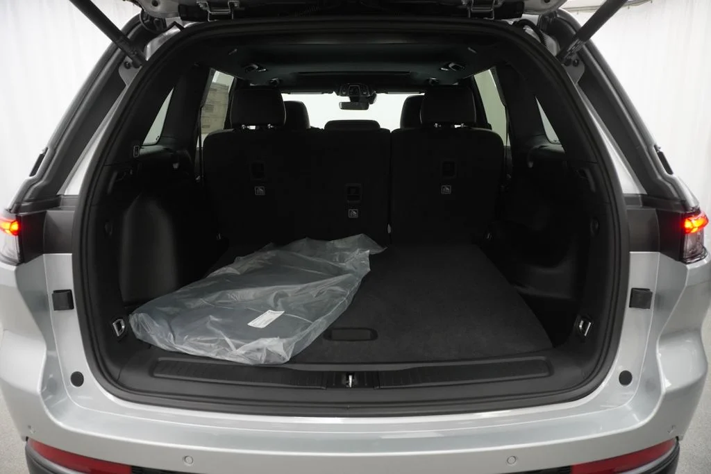 New 2026 Silver Zynith Exterior Paint Jeep Laredo Altitude image 31