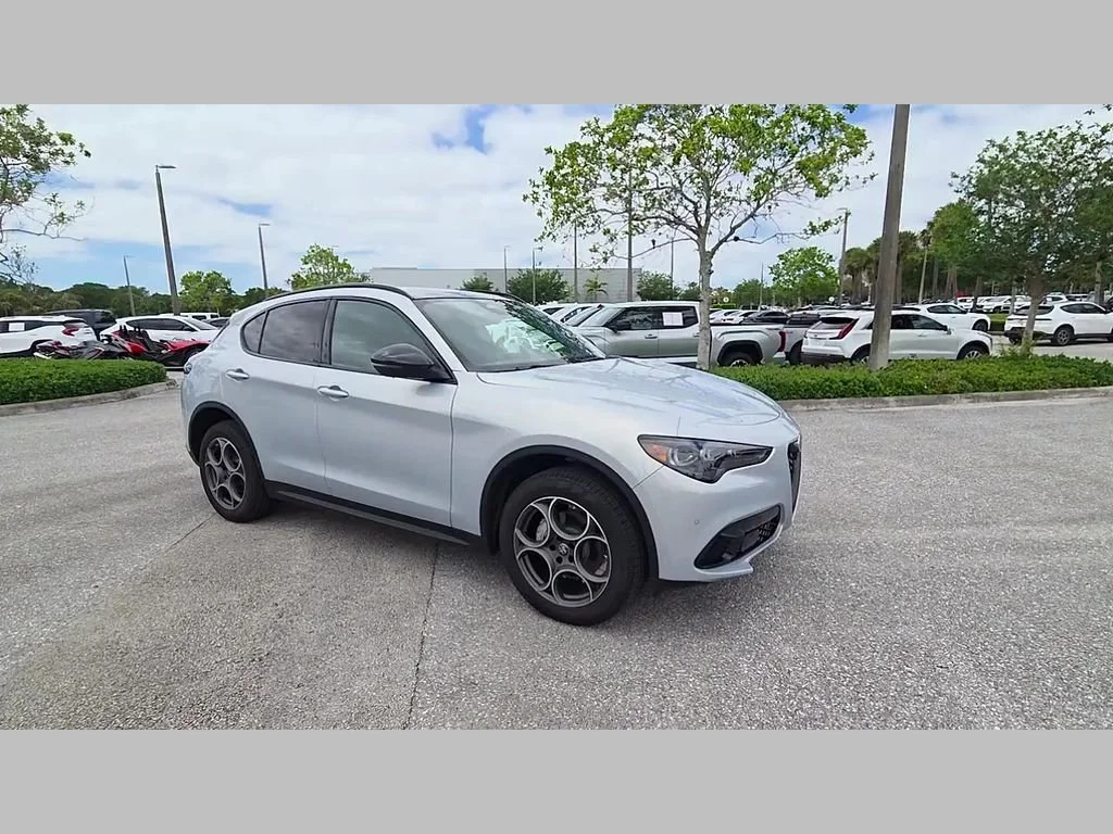 New 2025 Moonlight Gray Metallic Alfa Romeo Base image 22