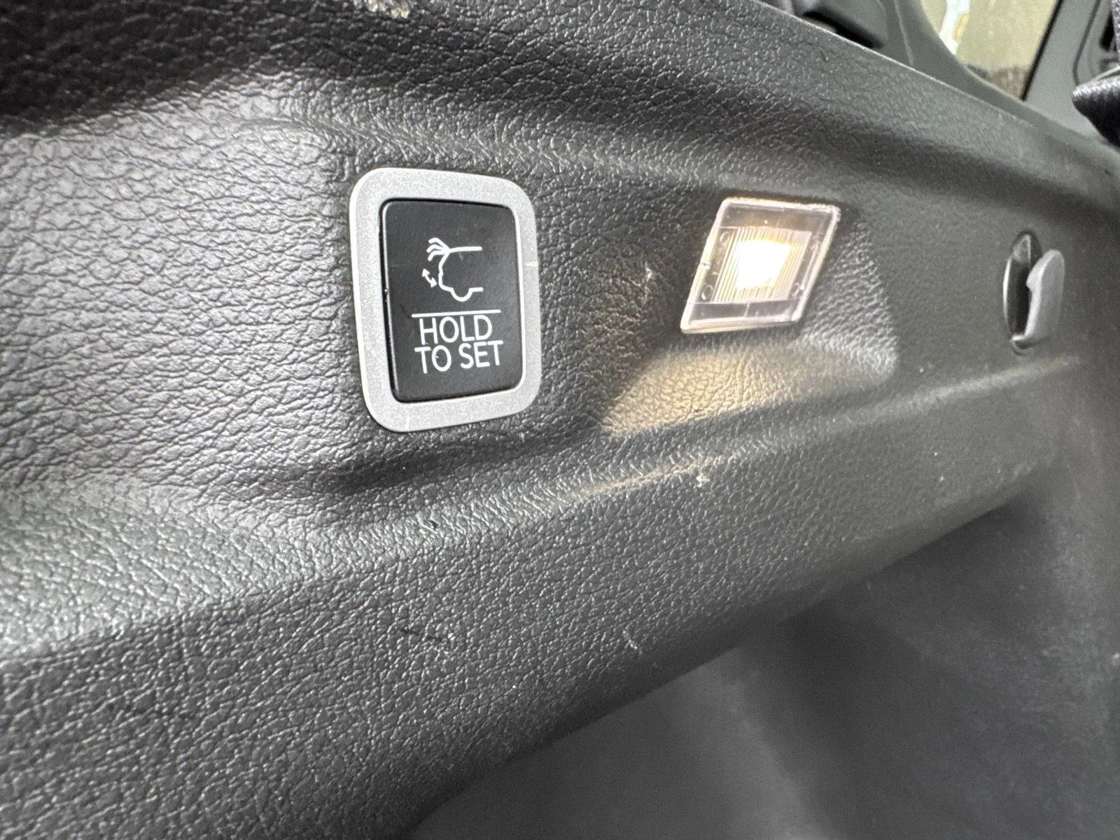 Used 2025 Diamond Black Crystal Pearlcoat Jeep Limited image 8