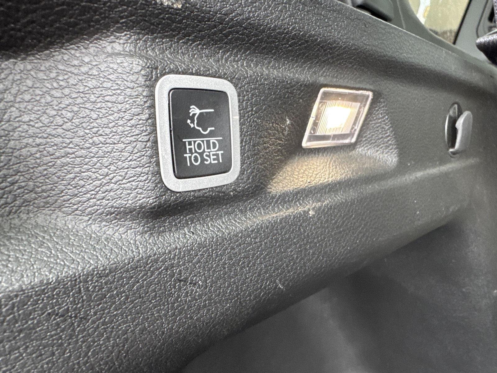 Used 2025 Diamond Black Crystal Pearlcoat Jeep Limited image 8