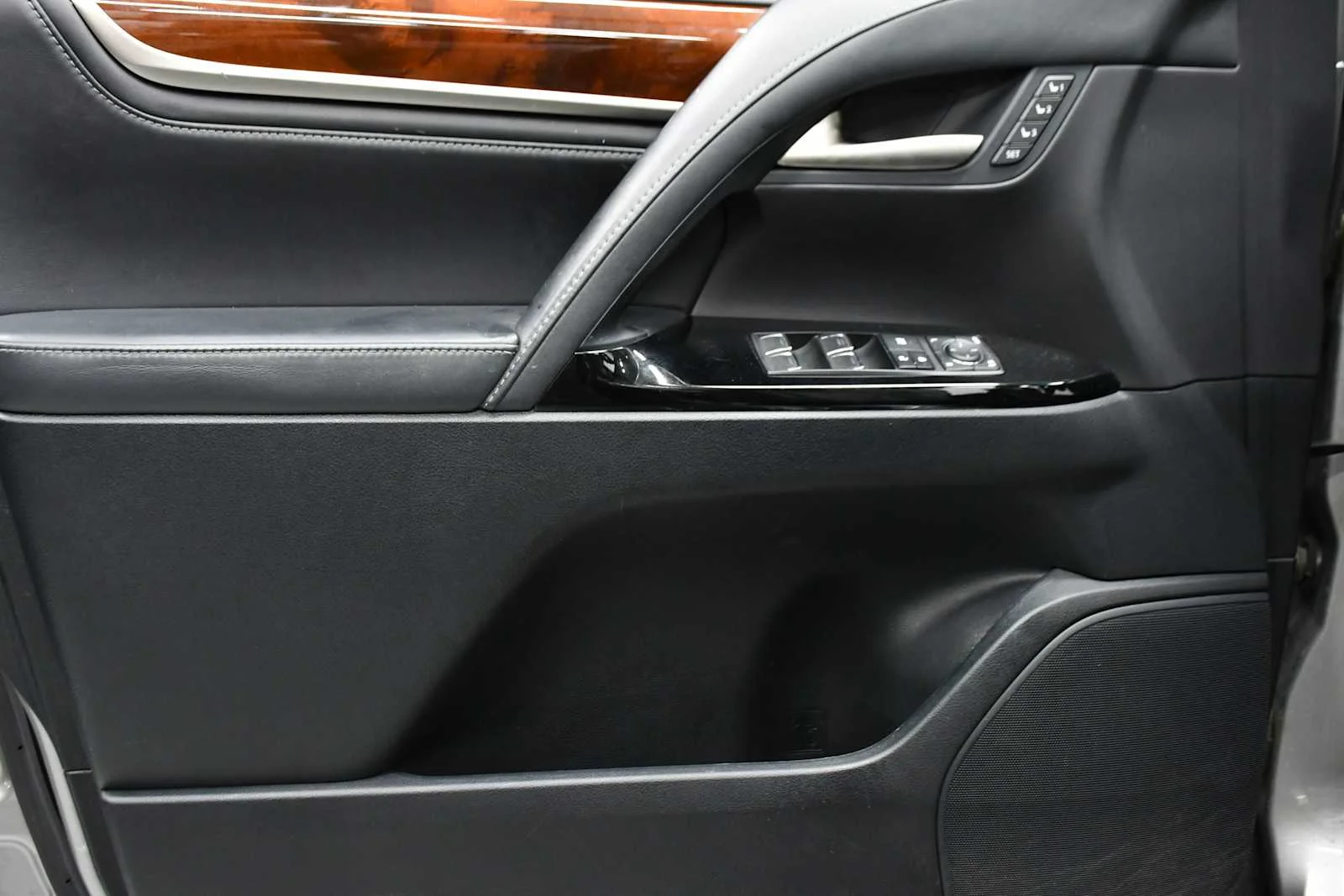 Used 2019 Atomic Silver Lexus  image 14