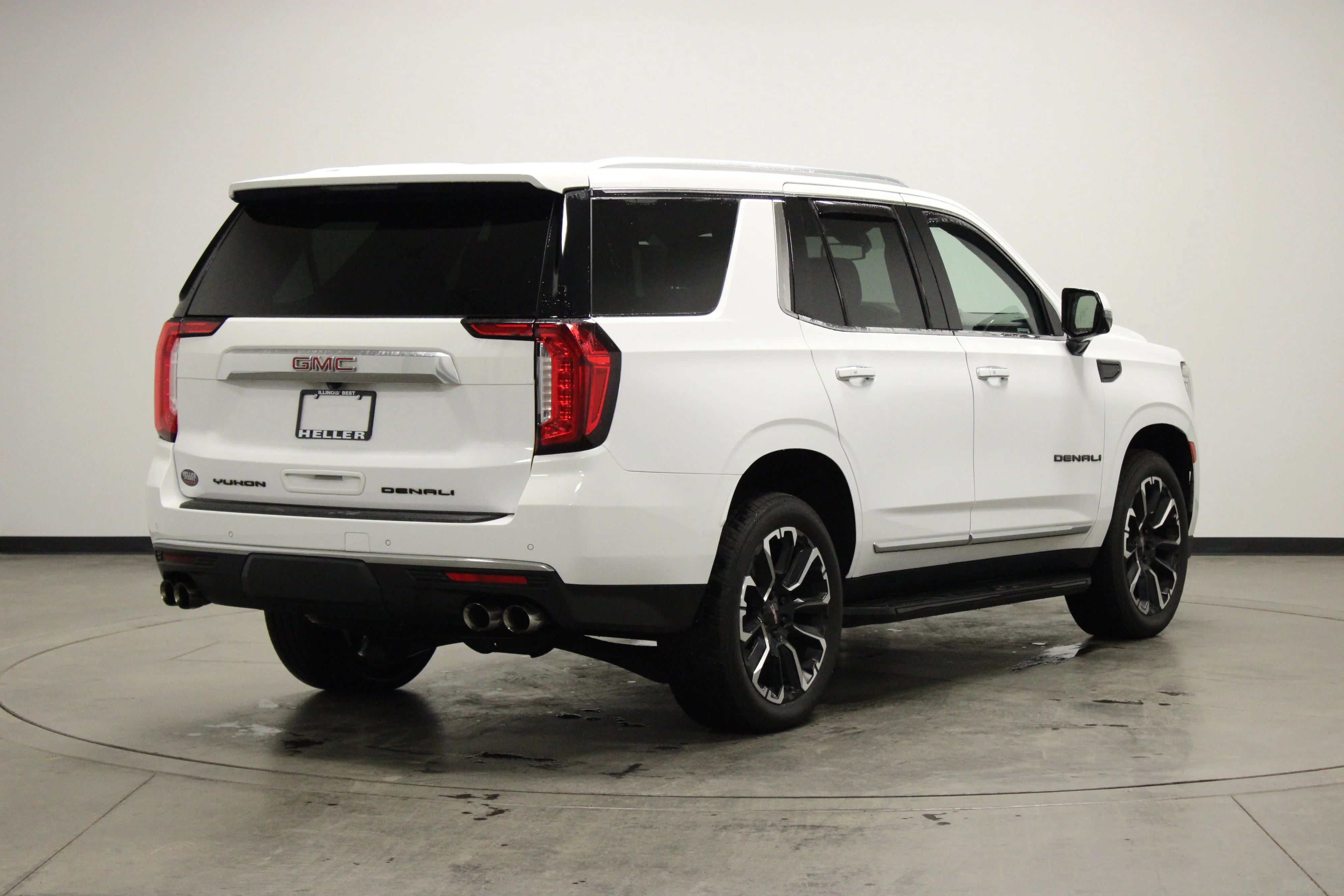 Used 2022 Summit White GMC Denali image 8