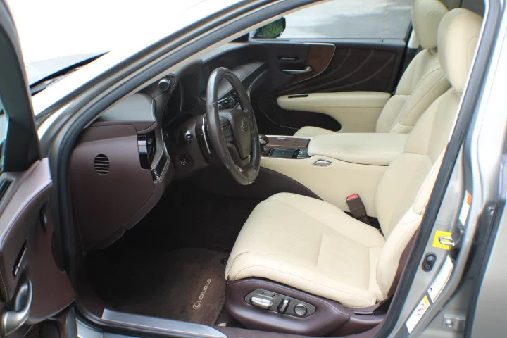 Used 2018  Lexus  image 13