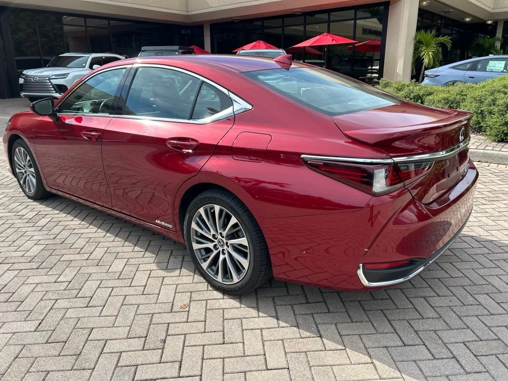 Used 2019 Red Lexus 300h image 5