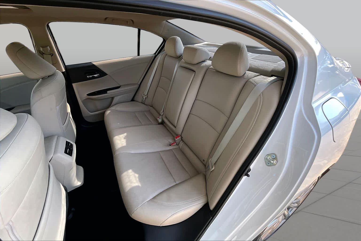 Used 2017 White Orchid Pearl Honda Touring image 21