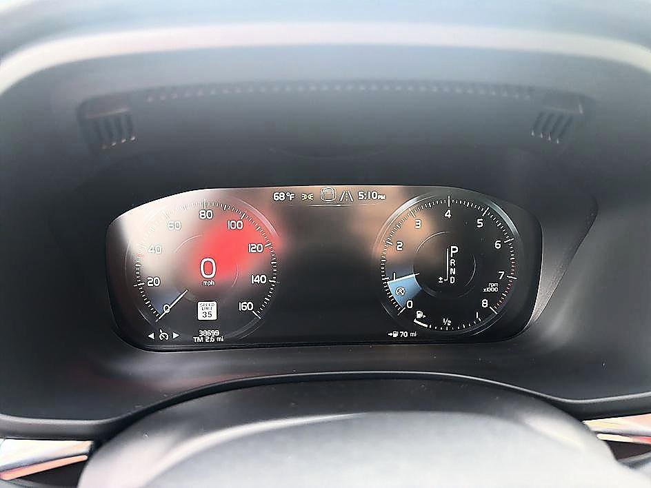 Used 2019 Bright Silver Metallic Volvo Momentum image 11