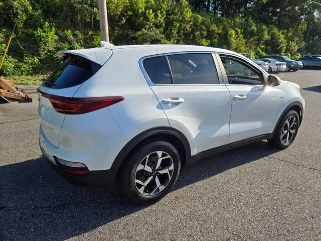 Used 2022 White Kia LX image 9