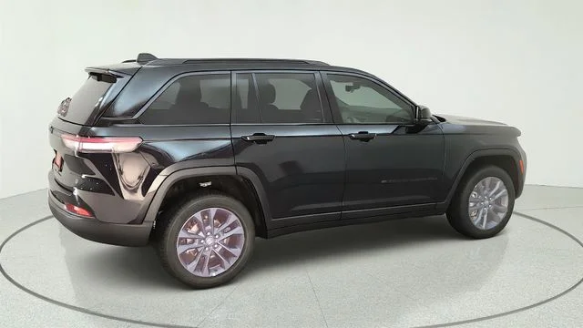New 2026 Diamond Black Crystal Pearlcoat Jeep  image 14