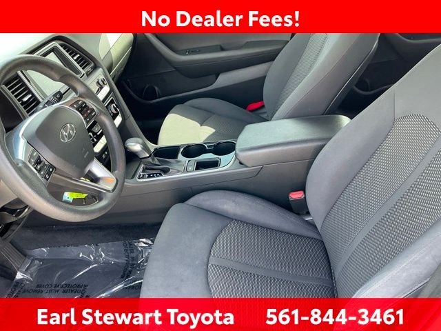 Used 2018 White Hyundai SE image 18