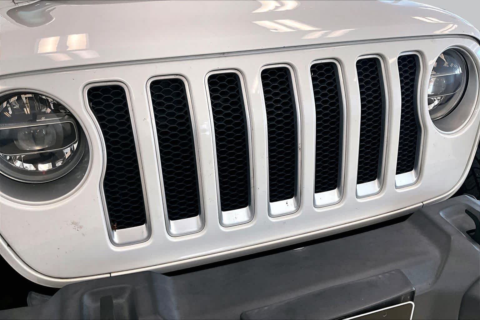 Used 2018 Bright White Clearcoat Jeep Sahara image 27