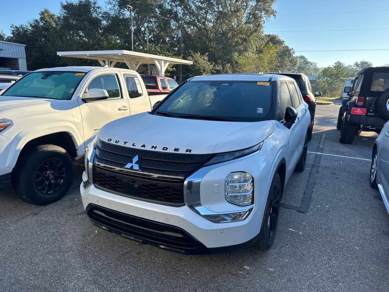 Used 2024  Mitsubishi  image 1