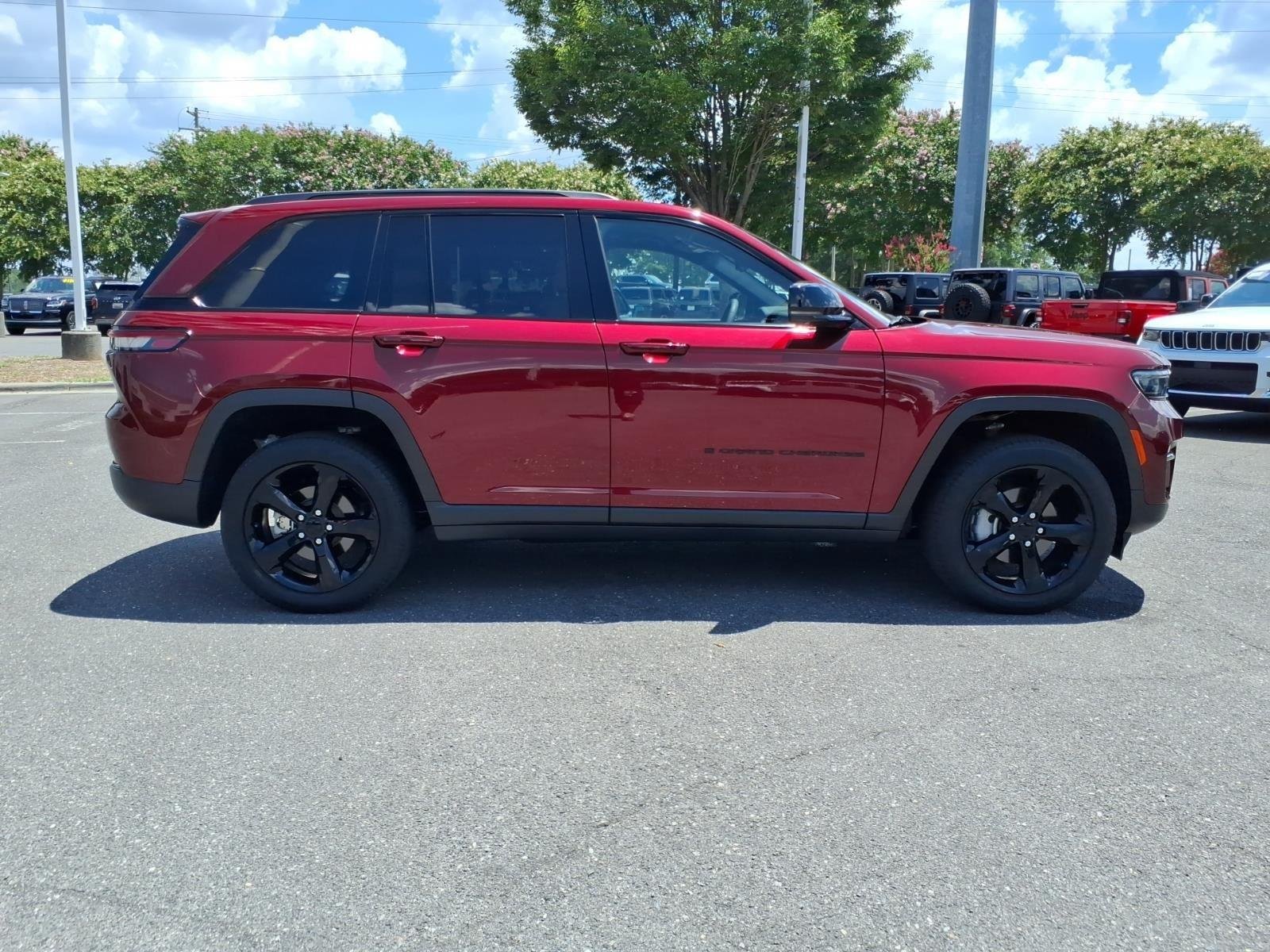 Used 2023 Velvet Red Pearlcoat Jeep Limited image 11