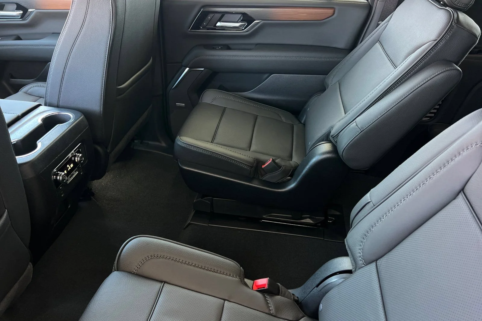 2026 GMC Yukon XL Denali - Photo 9