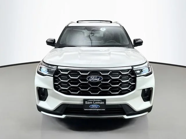 New 2027 Star White Metallic Tri-Coat Ford Platinum image 2