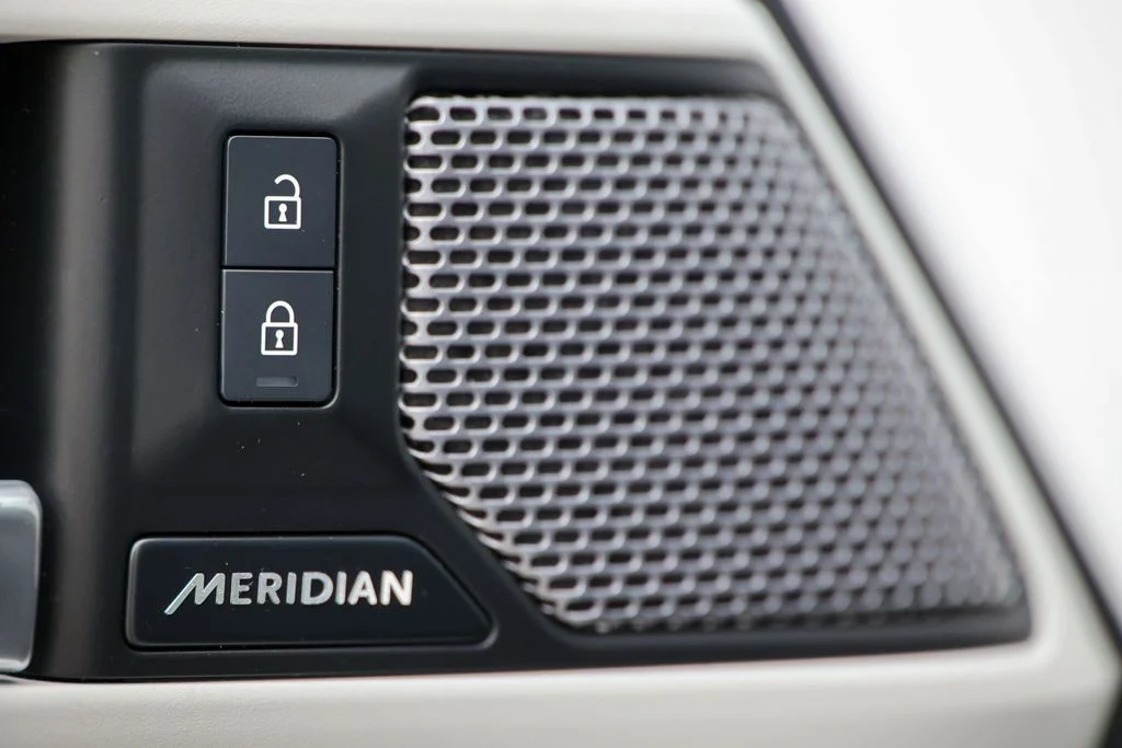 Used 2024 White Land Rover S image 7