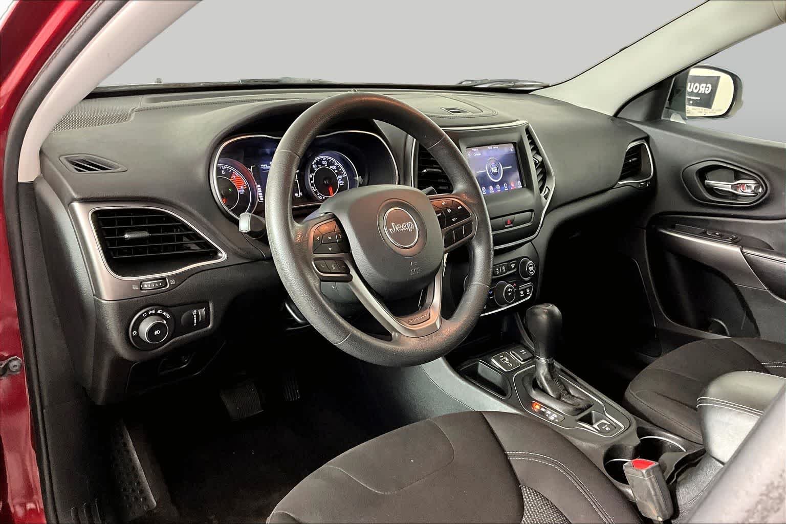 Used 2019 Velvet Red Pearlcoat Jeep Latitude image 17
