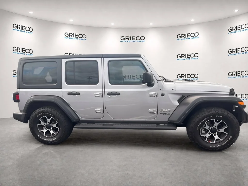 Used 2018  Jeep Sport S image 2