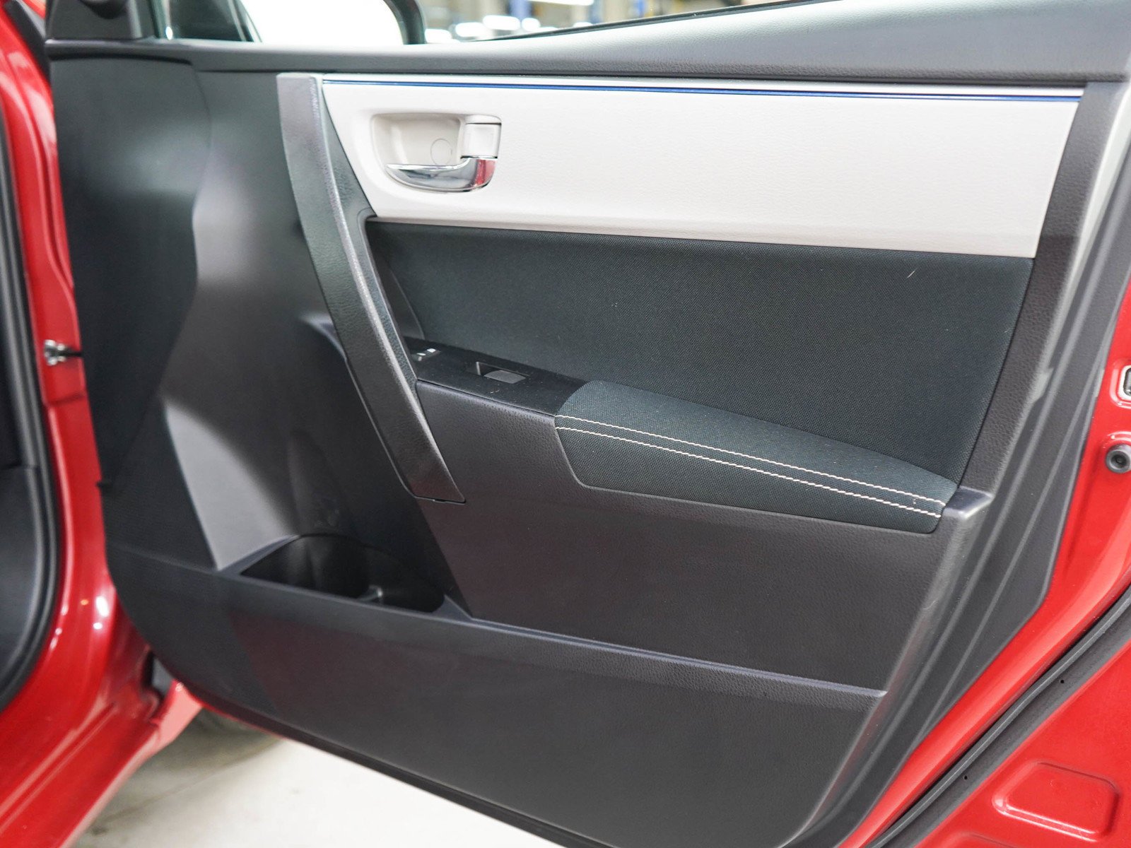 Used 2016 Barcelona Red Metallic Toyota LE image 9