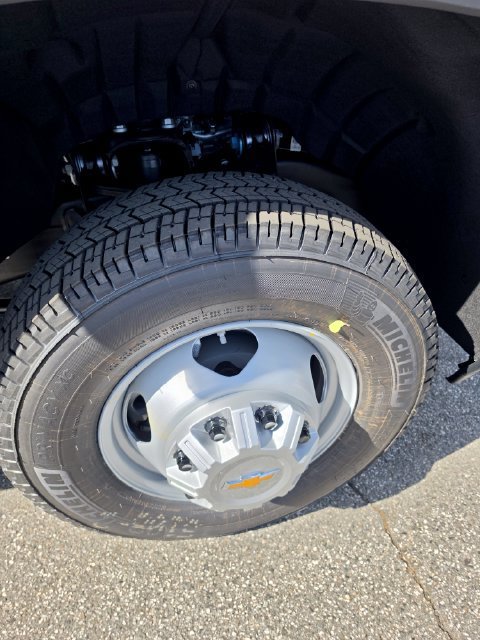 New 2026 Summit White Chevrolet Work Truck image 18
