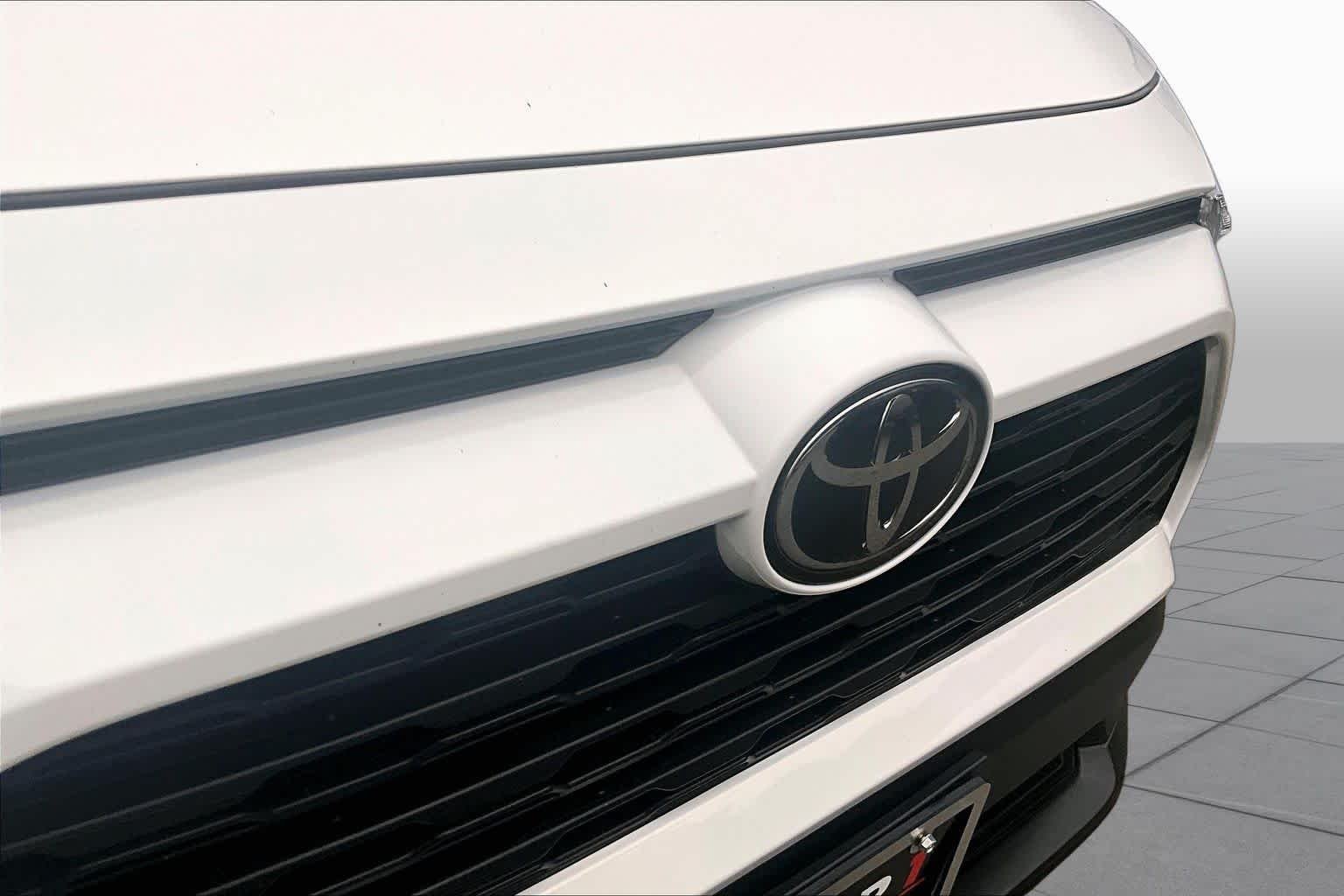 Used 2023 Ice Cap Toyota LE image 28