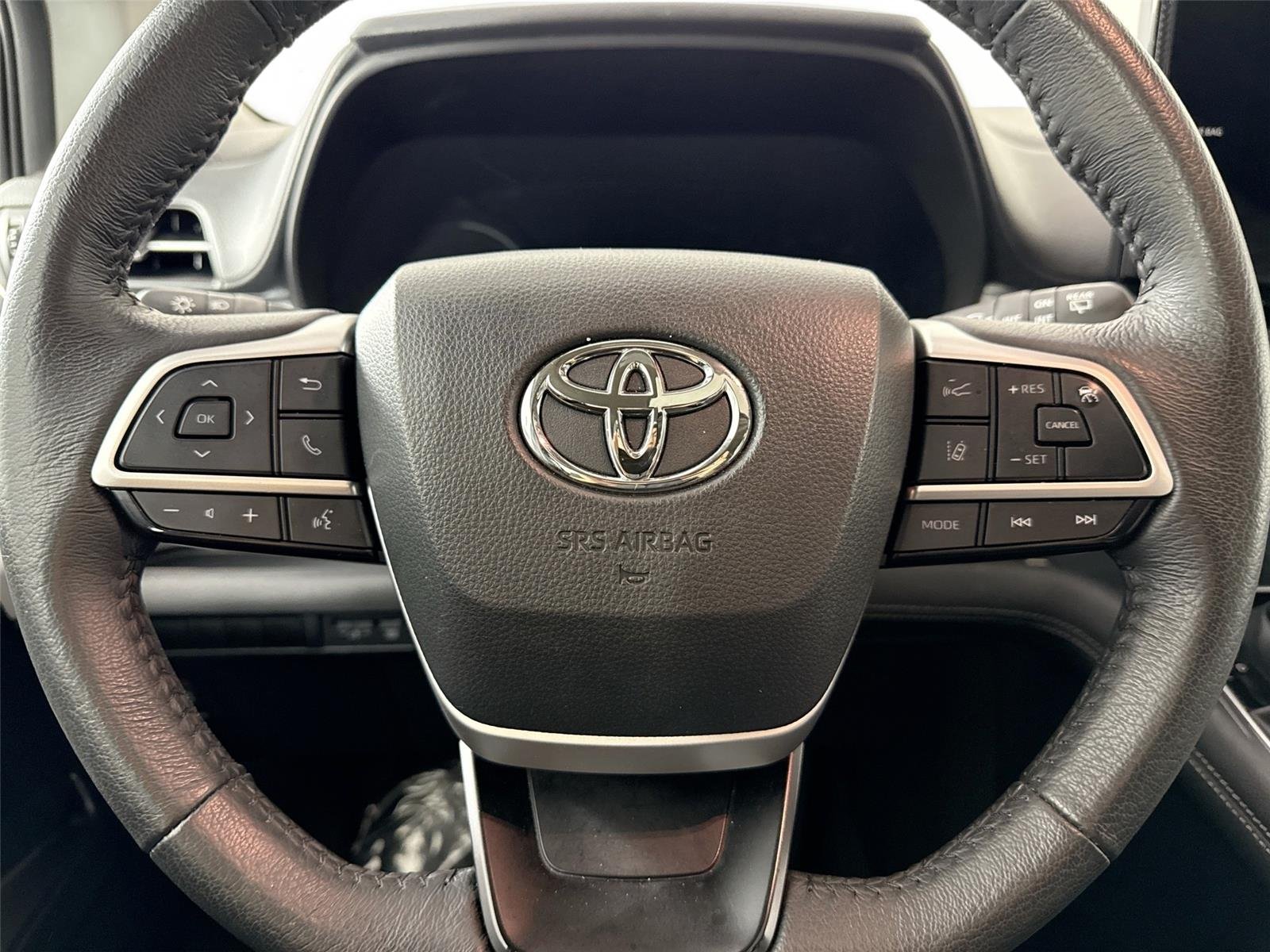 Used 2025 Wind Chill Pearl Toyota XLE 8-Passenger image 17