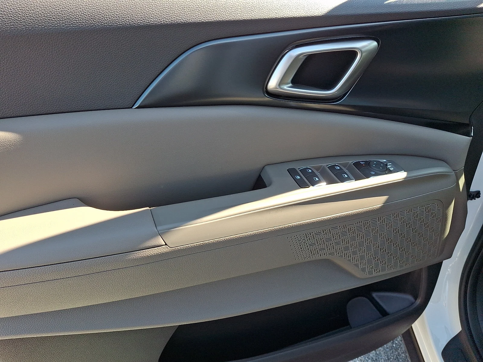 New 2027 White Kia LXS image 11