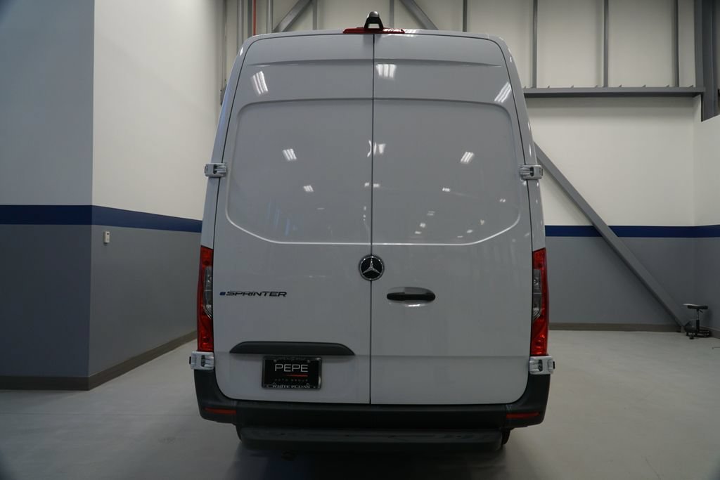 New 2025 Arctic+White Mercedes-Benz Cargo 170 WB image 23