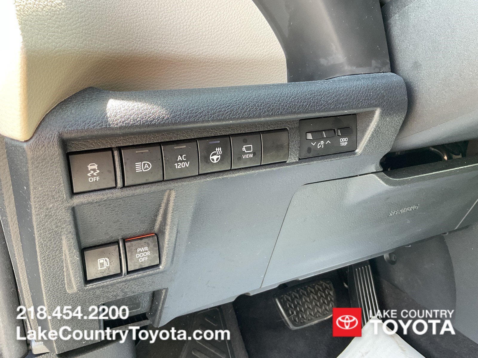 Used 2022 Silver Toyota Platinum image 25