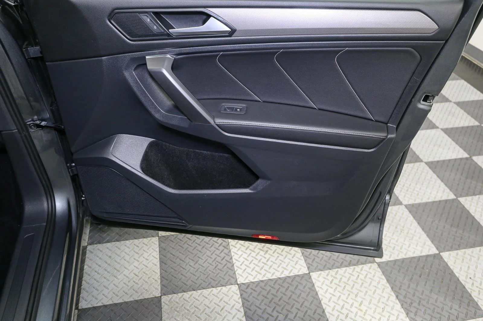 Used 2022 Platinum Gray Metallic Volkswagen SE image 22