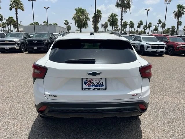Used 2025 Summit White Chevrolet 2RS image 8