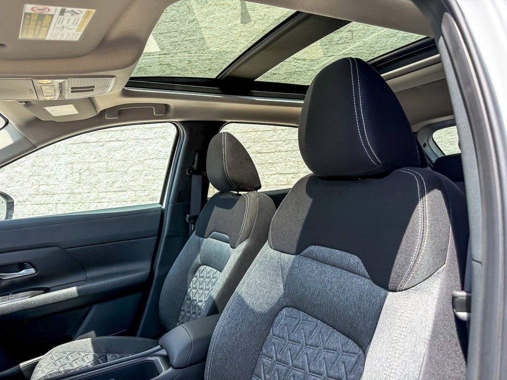 New 2026 Aspen White Tricoat/Super Black Nissan SV image 9