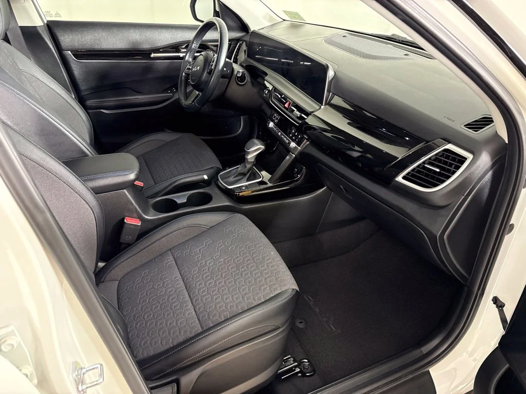 Used 2025 White Kia S image 17